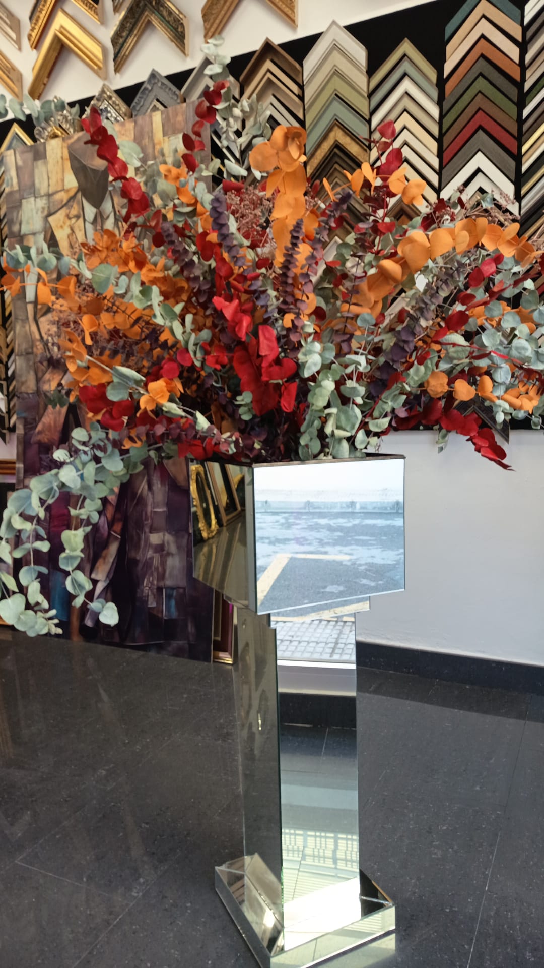 Jarrón hecho de Espejos – Reflejos y Elegancia Moderna