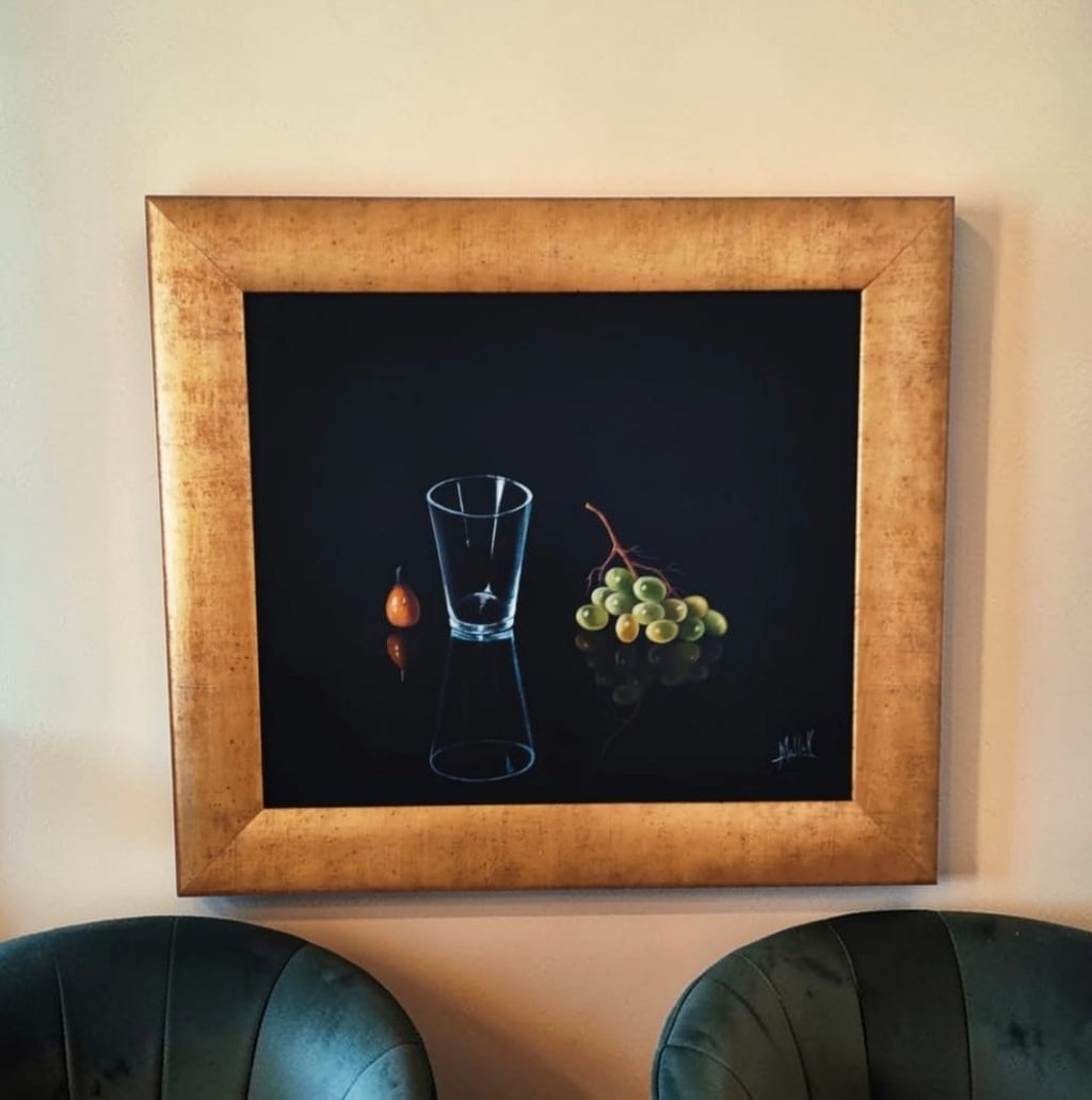 Cuadro Enmarcado . Pintura Uvas y Vaso Vacío – Elegancia y Simplicidad Natural