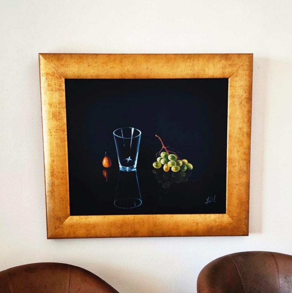 Cuadro Enmarcado . Pintura Uvas y Vaso Vacío – Elegancia y Simplicidad Natural