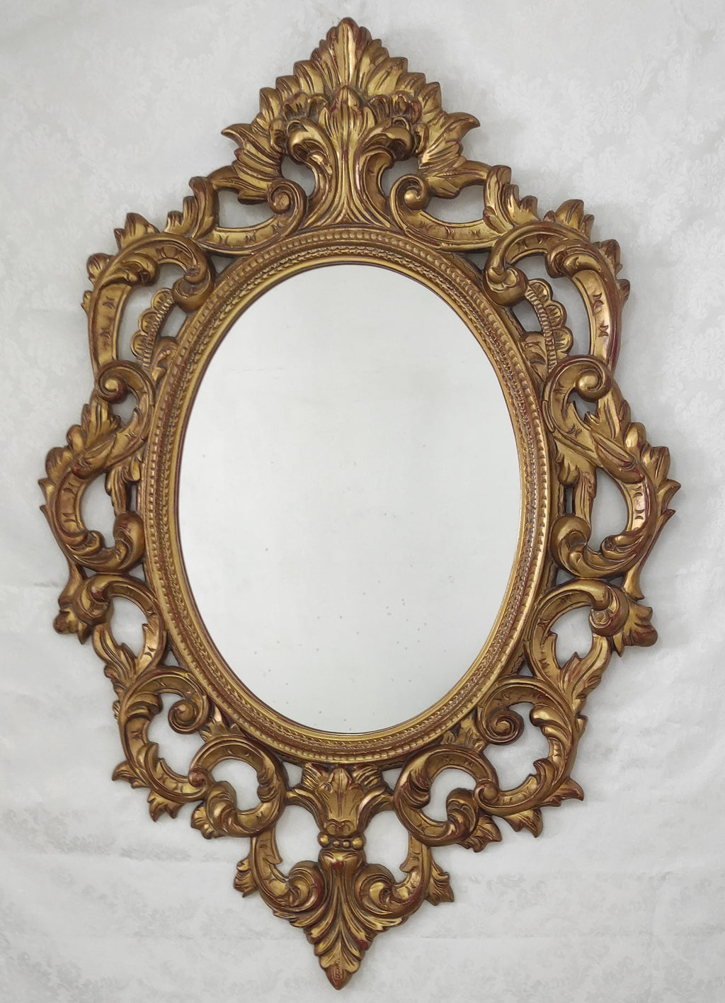 Espejo Clásico con Marco Dorado – Distinción Atemporal y Luz Decorativa