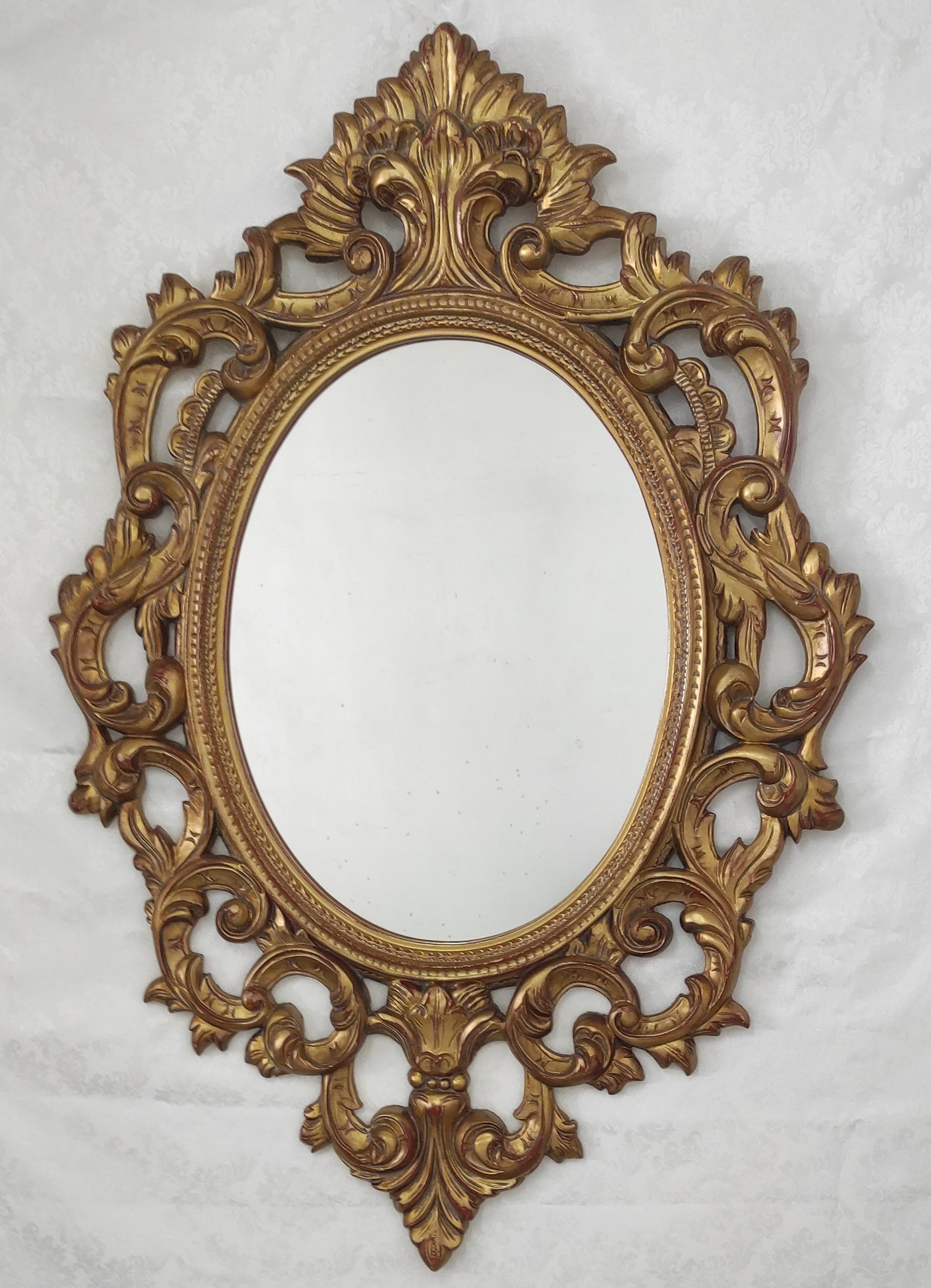 Espejo Clásico con Marco Dorado – Distinción Atemporal y Luz Decorativa