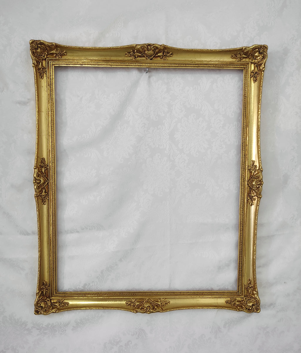 Marco Clásico en Pan de Oro – Elegancia Atemporal con Espíritu Tradicional