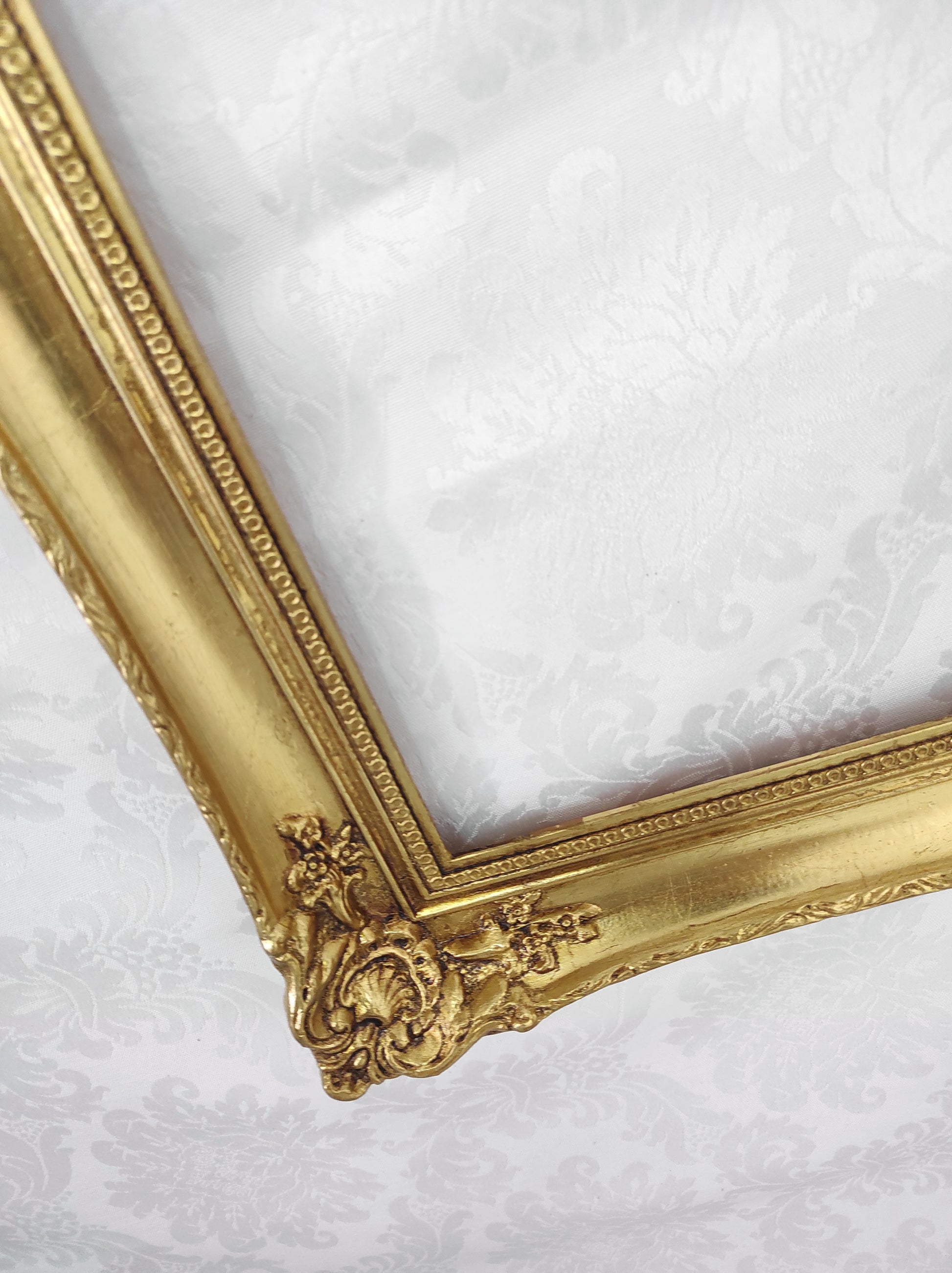 Marco Clásico en Pan de Oro – Elegancia Atemporal con Espíritu Tradicional