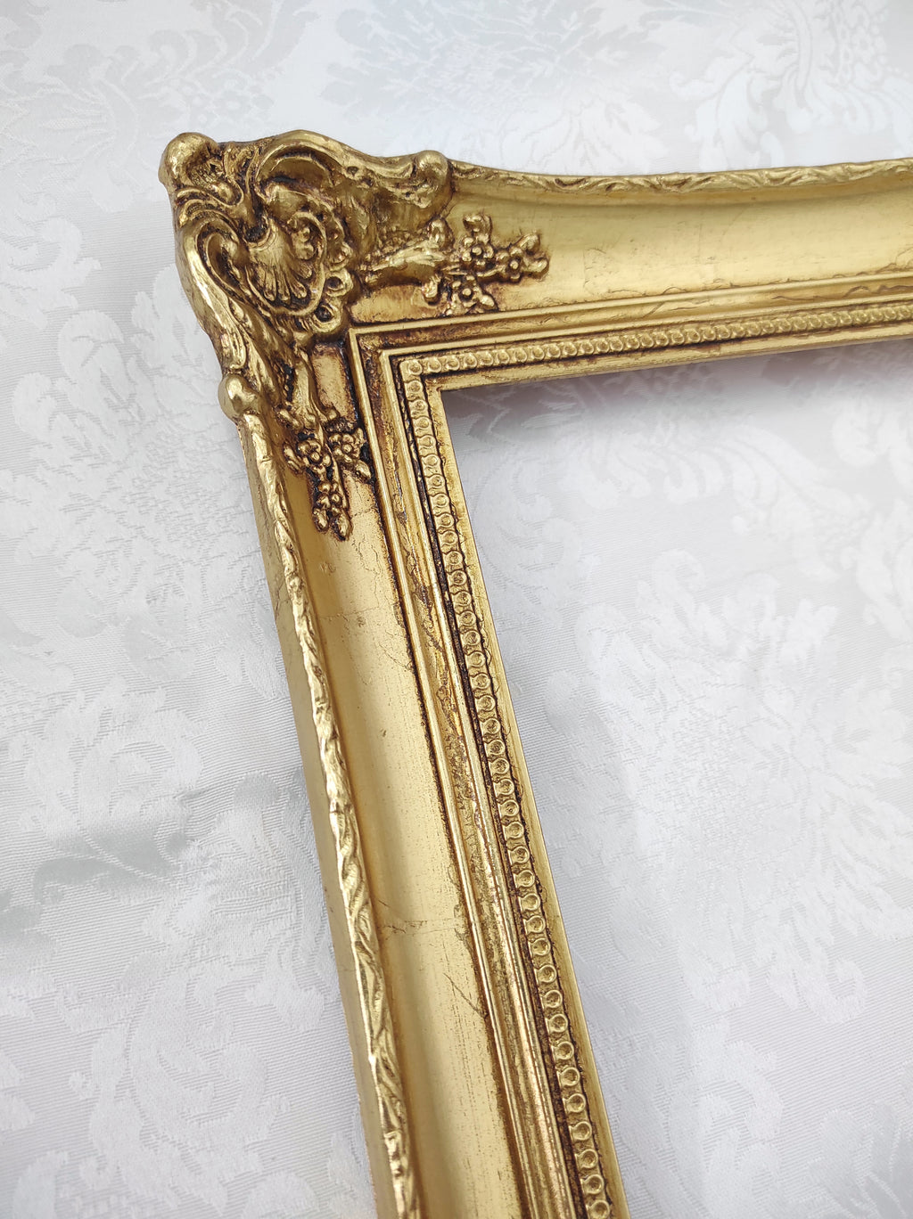 Marco Clásico en Pan de Oro – Elegancia Atemporal con Espíritu Tradicional