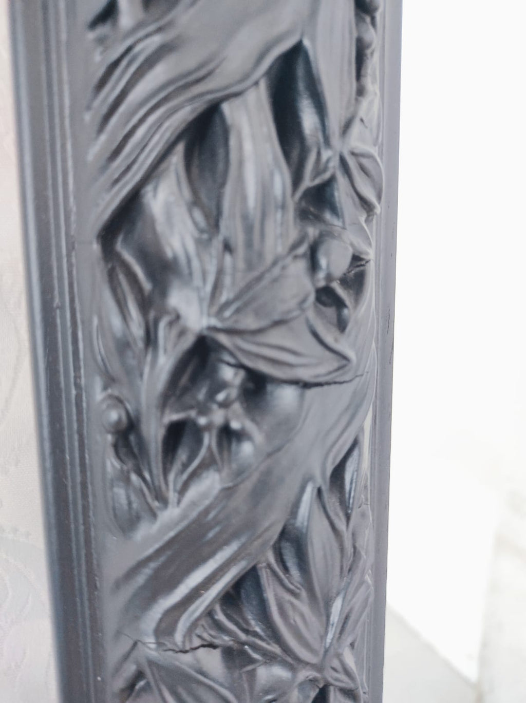 Espejo con Marco Negro restaurado y Relieve de Hojas – Sofisticación Natural y Modernidad