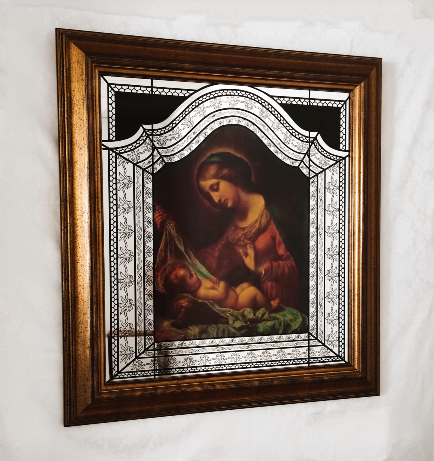 Cuadro Enmarcado con Imagen de la Virgen María y el Niño  Pintura sobre espejo– Devoción y Arte Clásico