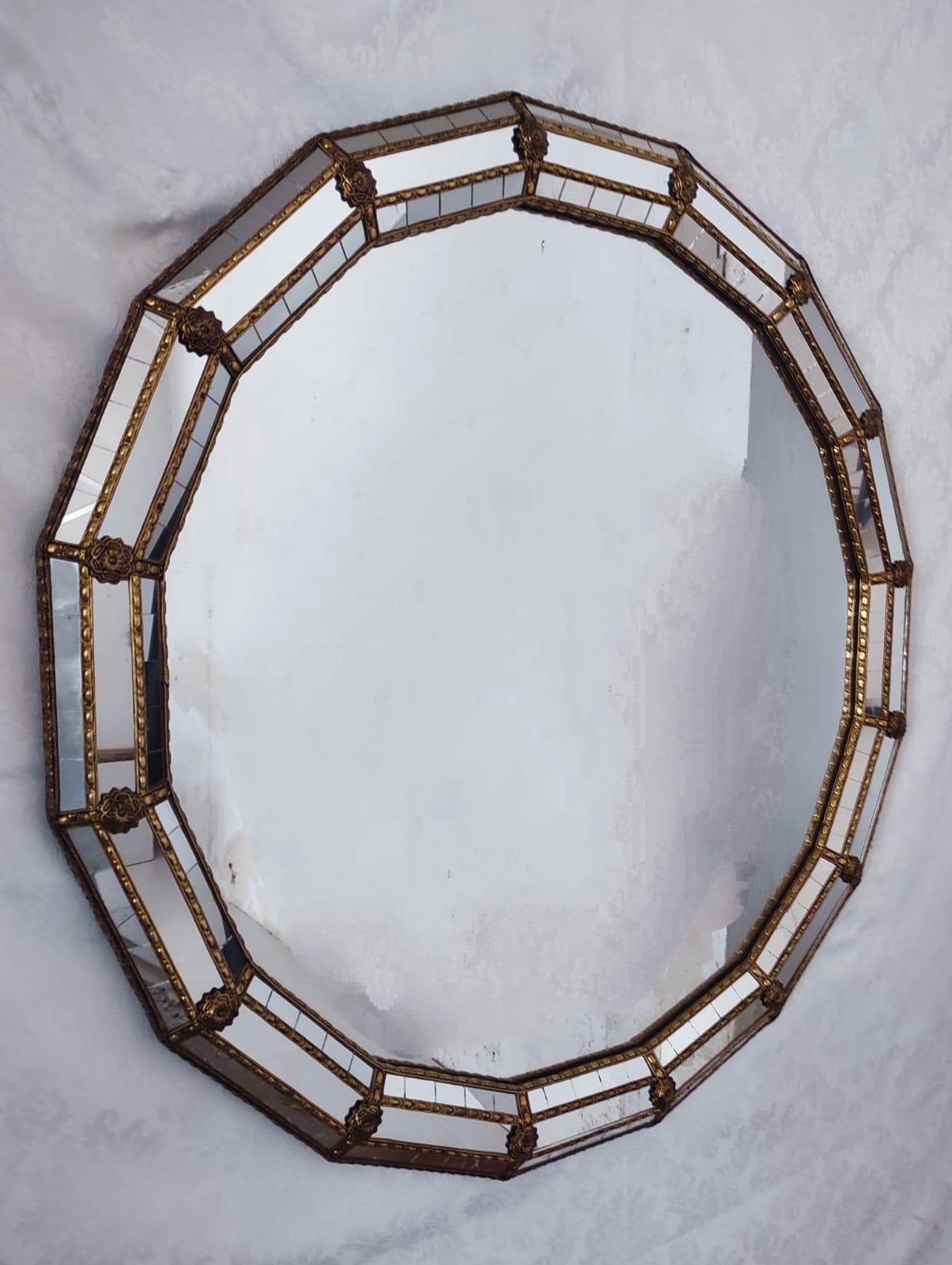 Espejo Veneciano Plateado con Líneas Doradas – Geometría Sofisticada y Contraste Metálico