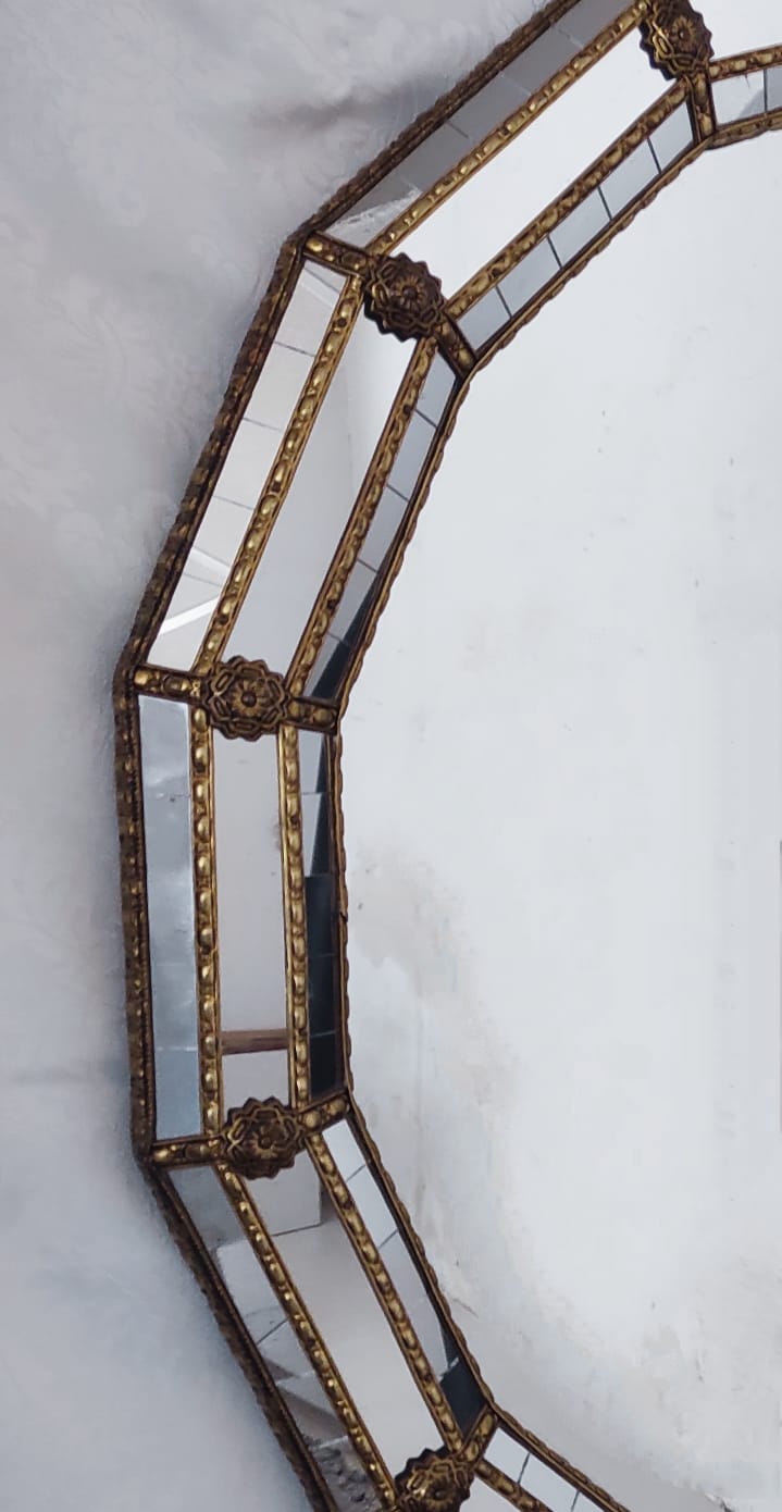 Espejo Veneciano Plateado con Líneas Doradas – Geometría Sofisticada y Contraste Metálico