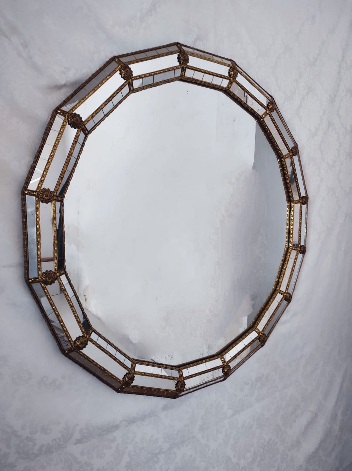 Espejo Veneciano Plateado con Líneas Doradas – Geometría Sofisticada y Contraste Metálico