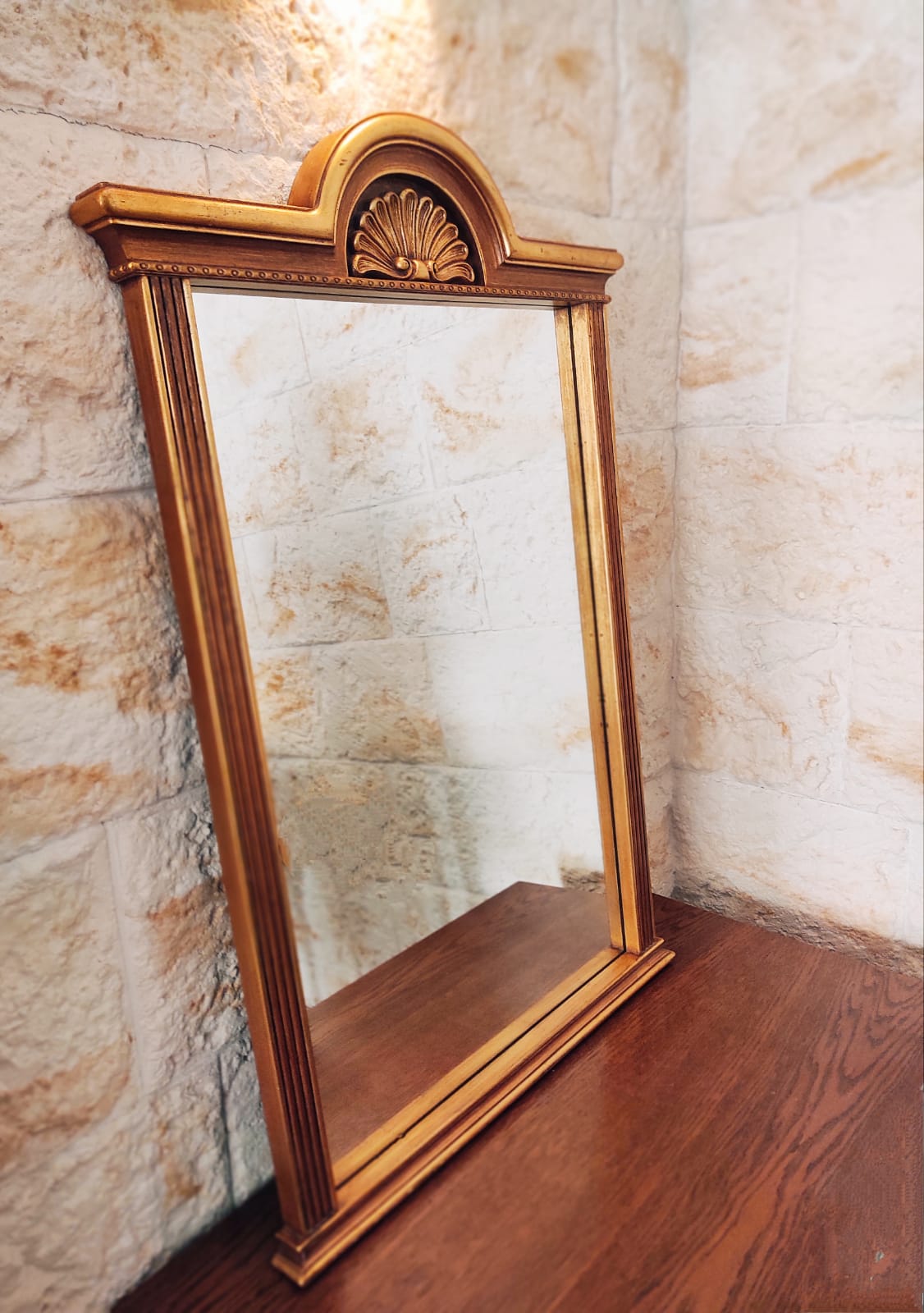 Espejo Restaurado con Marco Clásico – Elegancia y Tradición en Cada Detalle