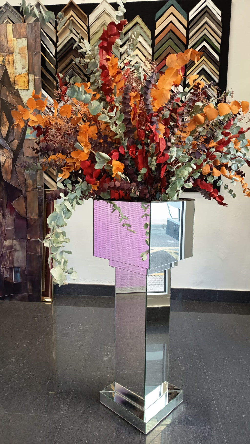 Jarrón hecho de Espejos – Reflejos y Elegancia Moderna