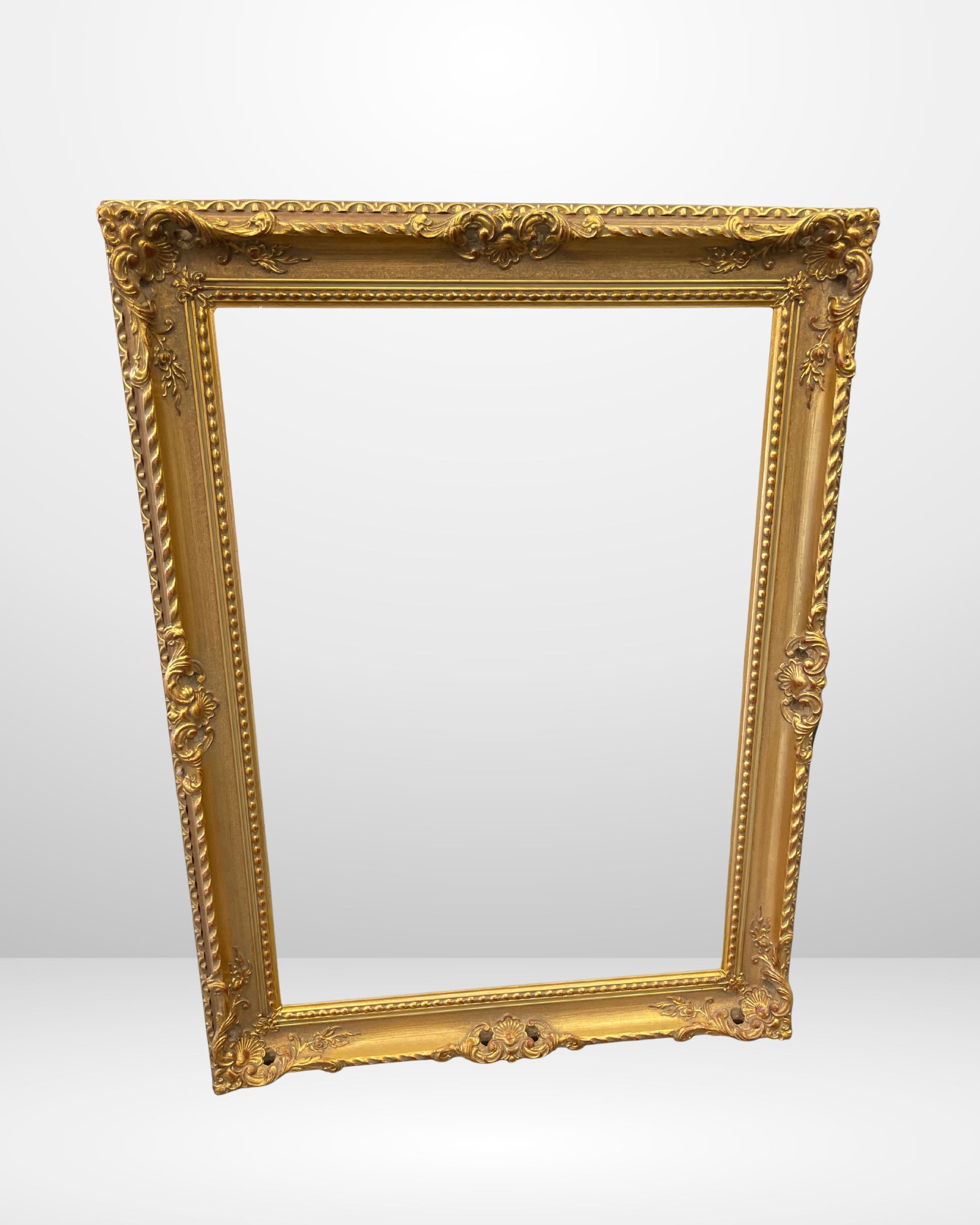 Marco Clásico en Pan de Oro – Elegancia Atemporal con Espíritu Tradicional