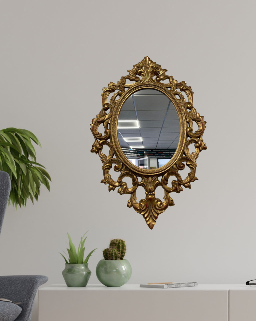 Espejo Clásico con Marco Dorado – Distinción Atemporal y Luz Decorativa