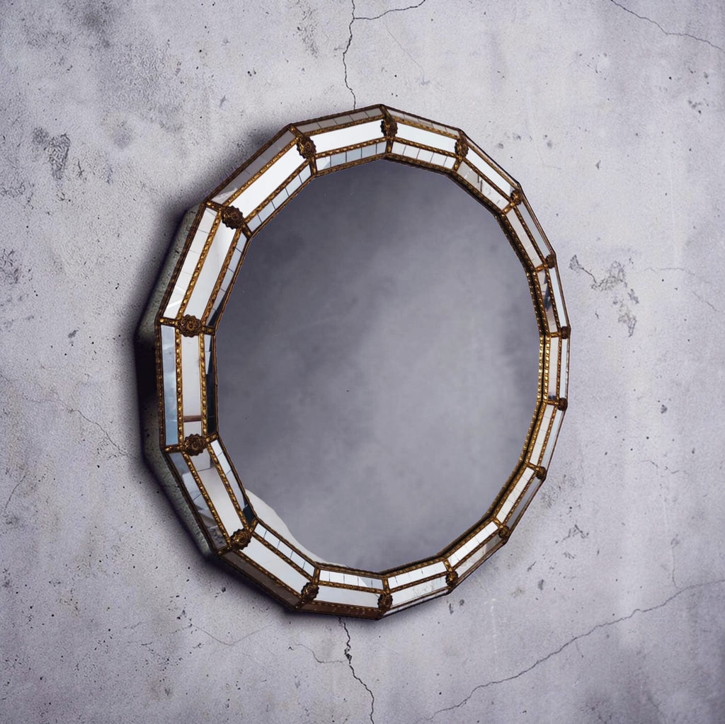 Espejo Veneciano Plateado con Líneas Doradas – Geometría Sofisticada y Contraste Metálico