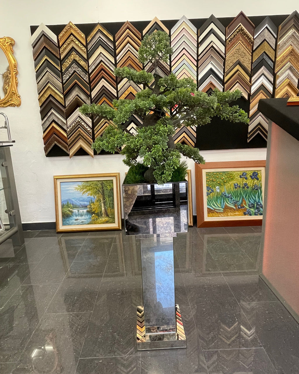 Jarrón hecho de Espejos – Reflejos y Elegancia Moderna