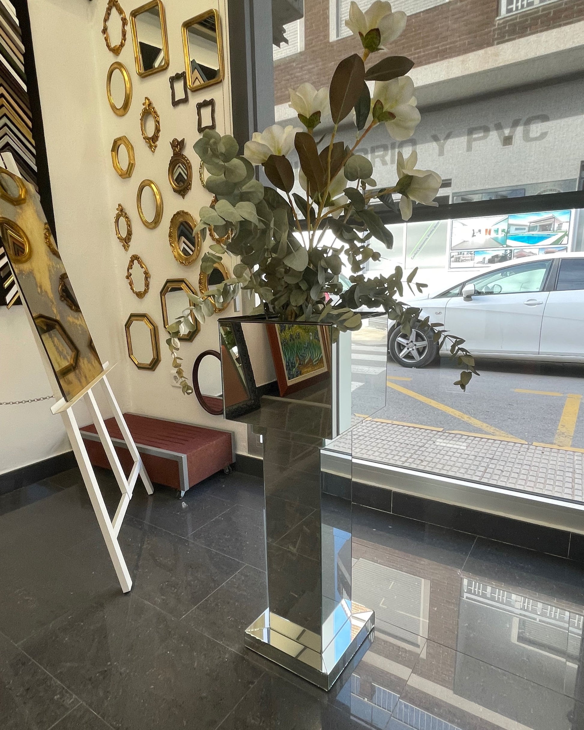 Jarrón hecho de Espejos – Reflejos y Elegancia Moderna