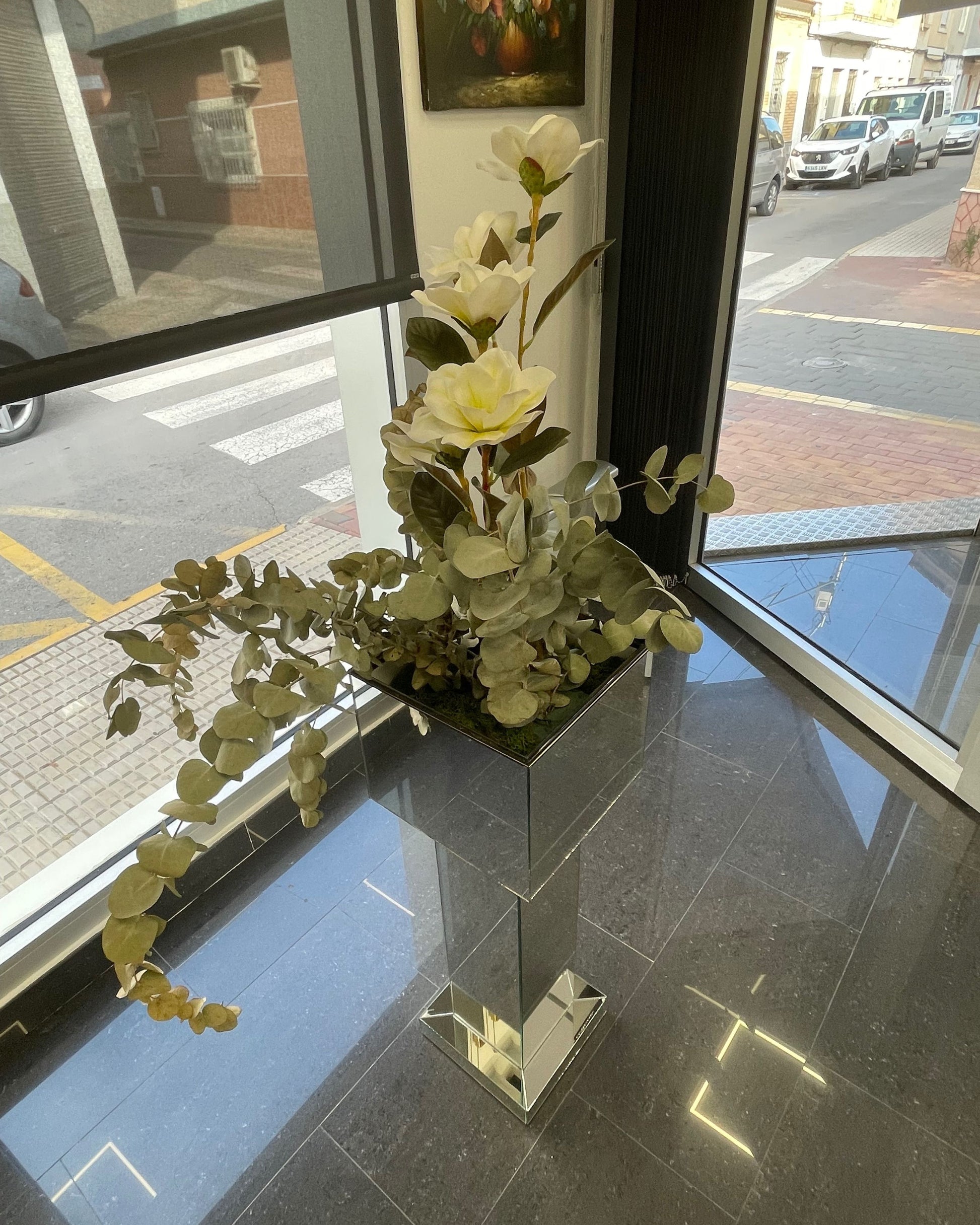 Jarrón hecho de Espejos – Reflejos y Elegancia Moderna