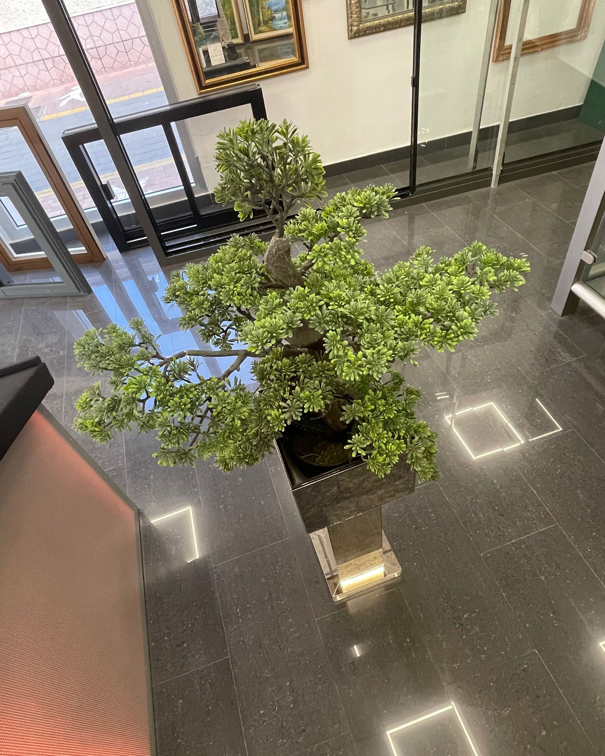 Jarrón hecho de Espejos – Reflejos y Elegancia Moderna