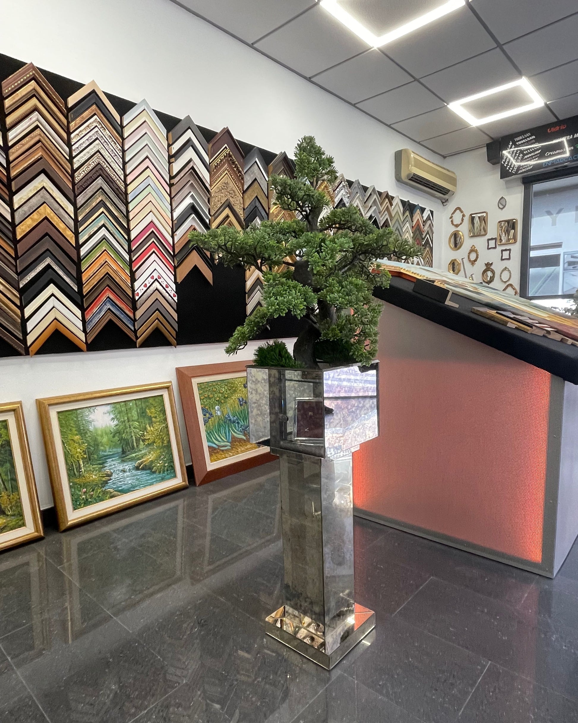 Jarrón hecho de Espejos – Reflejos y Elegancia Moderna